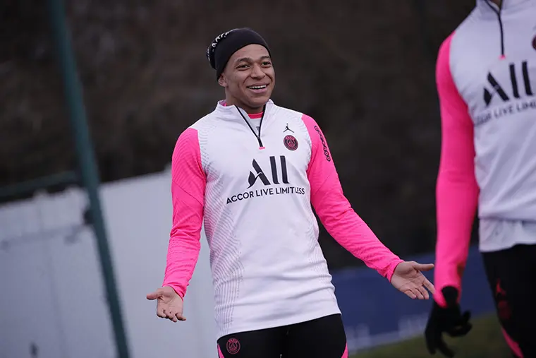 Mbappé riendo en un entrenamiento del PSG - Twitter (@PSG_espanol)