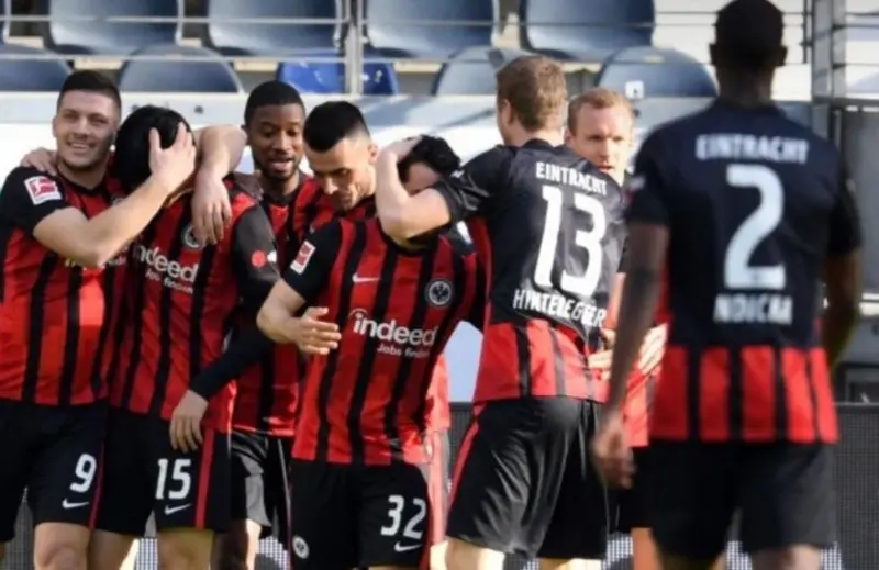 Kamada en medio del festejo (FB: Eintracht Frankfurt)
