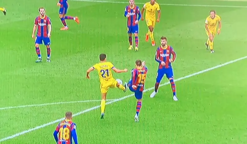 Lenglet cometió un error al final del partido (Especial)
