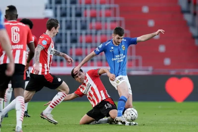 'El Guti' volvió a ser titular (FB: PSV)
