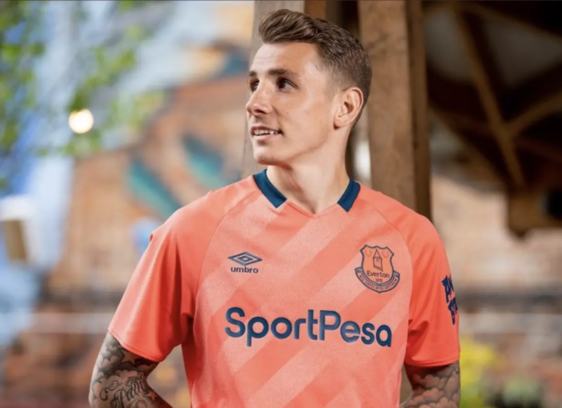 Lucas Digne con el jersey salmón del Everton - Umbro