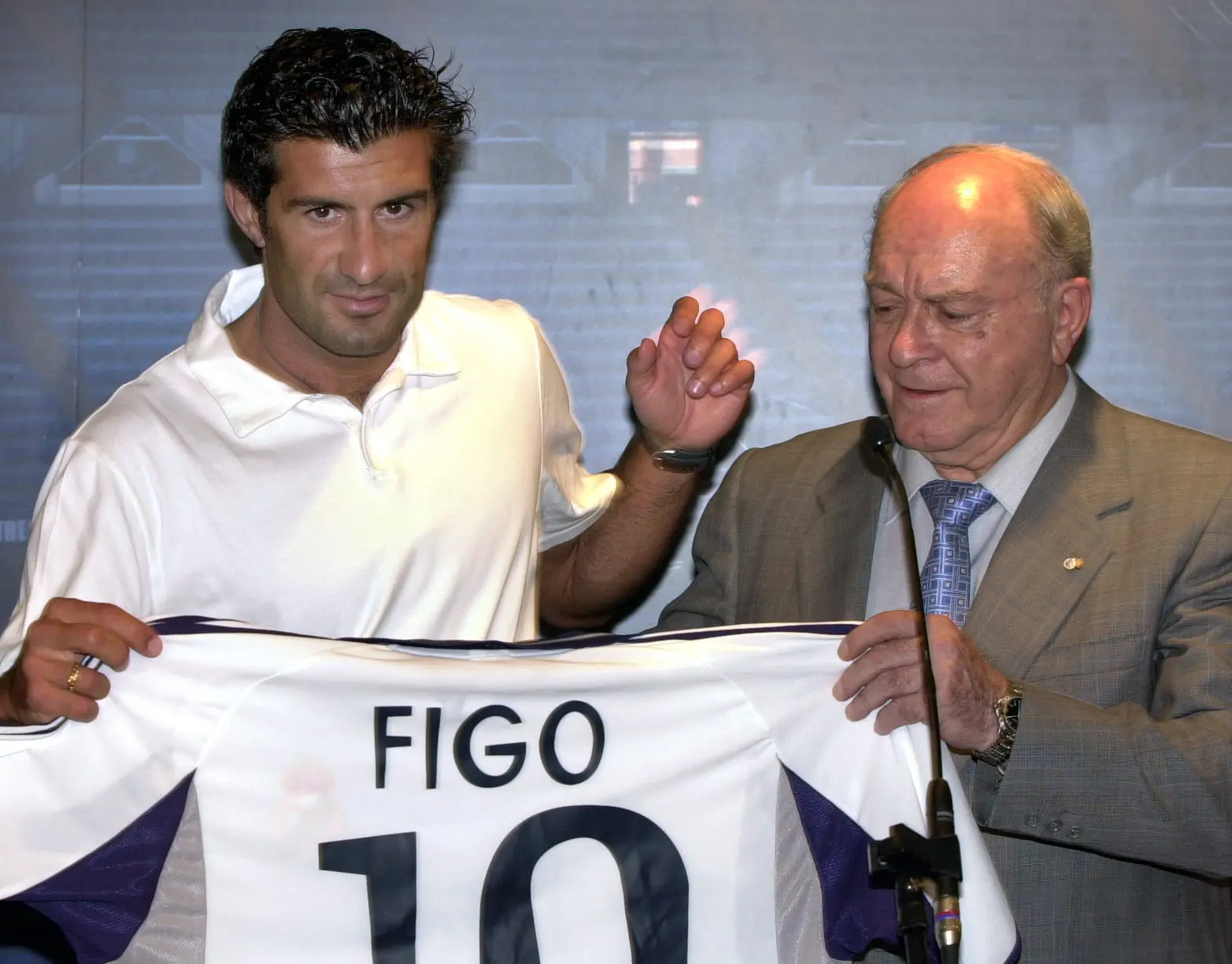 Luis Figo en su presentación con el Real Madrid (Twitter - @LaLiga)
