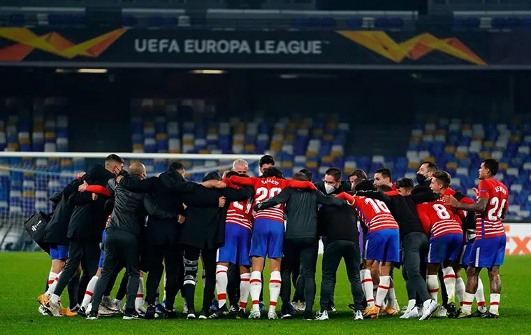 Jugadores del Granada abrazándose luego de eliminar al Napoli de la Europa League