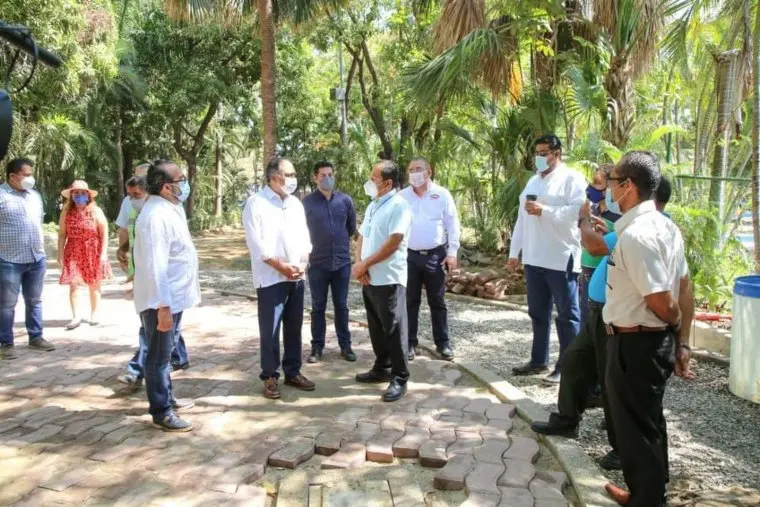 El gobernador Héctor Astudillo observa el avance de la obra. (Cortesía Gobierno de Guerrero)