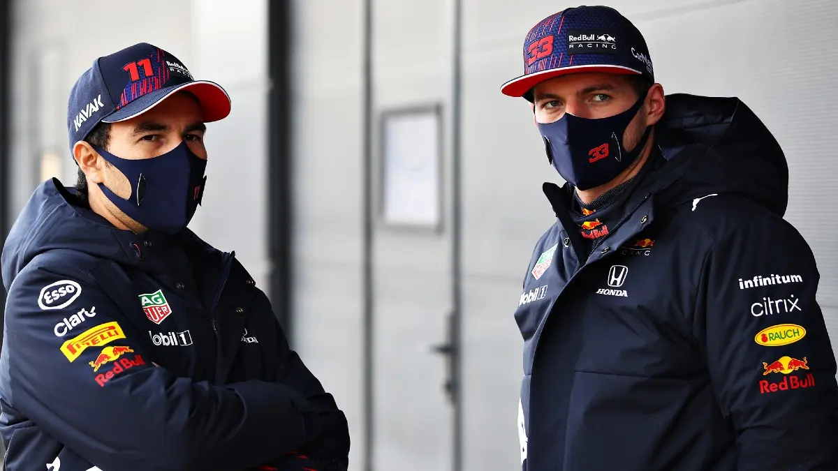 Checo Pérez y Max Verstappen en los entrenamientos de Red Bull en 2021 - Twitter @RedBullRacing
