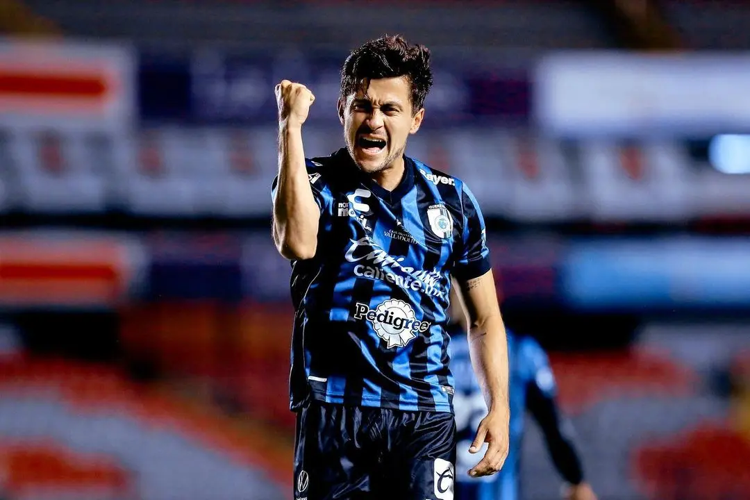 Fernando Madrigal celebra un gol con 'Gallos' - @fernamadri08