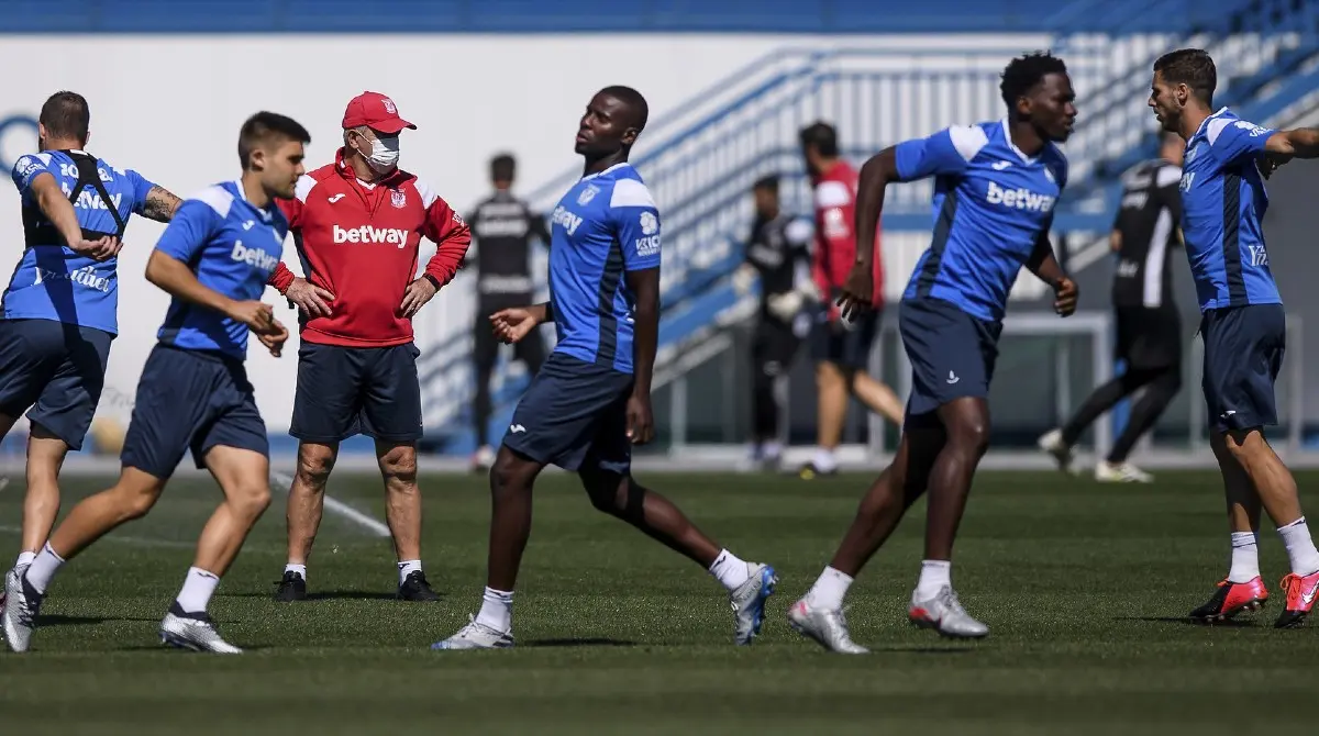 Javier Aguirre en un entrenamiento del Leganés - Twitter @CDLeganes