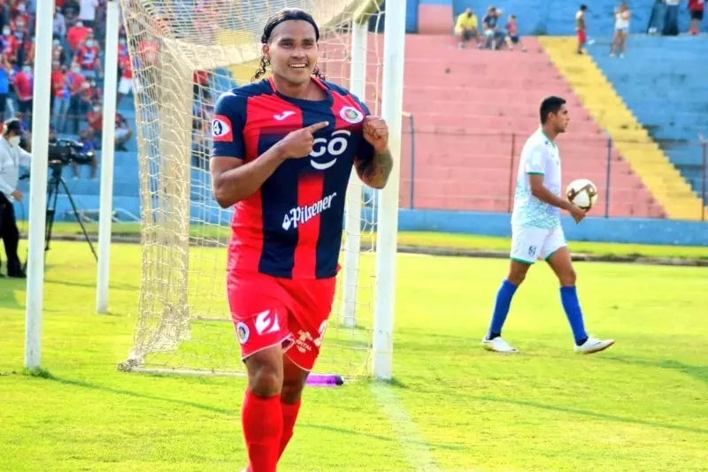 Carlos Peña tiene la mayor nómina en El Salvador (FB: Club Deportivo FAS)