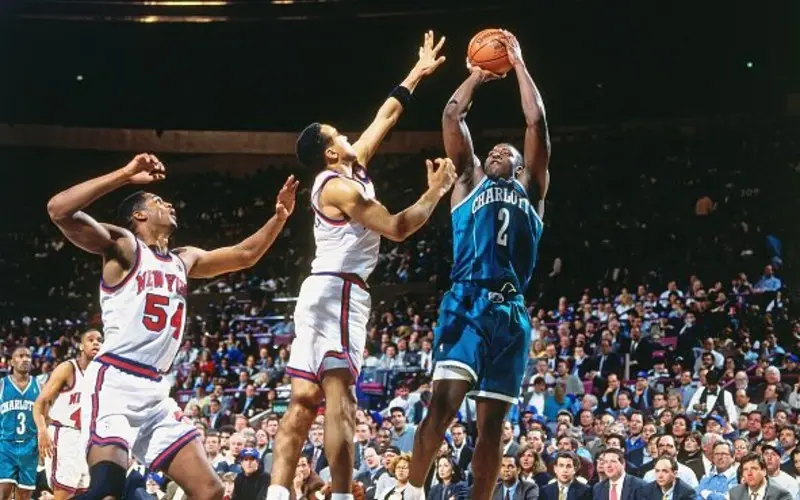 Larry Johnson (#2) en un Hornets vs Knicks