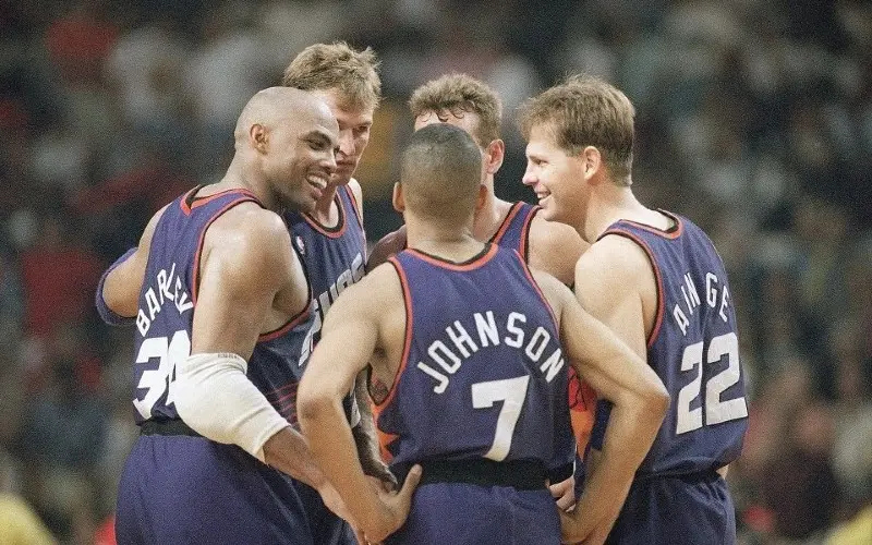 Charles Barkley (#34) y Danny Ainge (#22) en un partido de los Suns