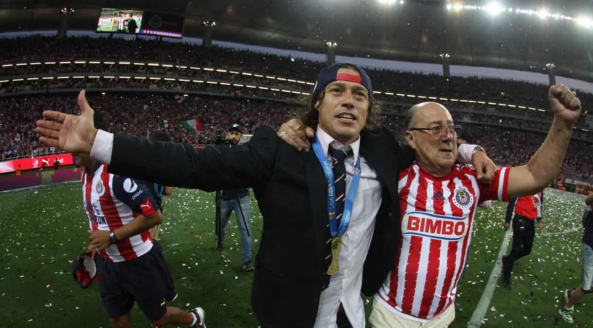 Matías Almeyda celebra el título de Chivas junto a su padre - @peladoalmeyda