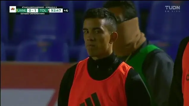 Leo Fernández molesto en el duelo Tigres v Toluca - Captura de Pantalla