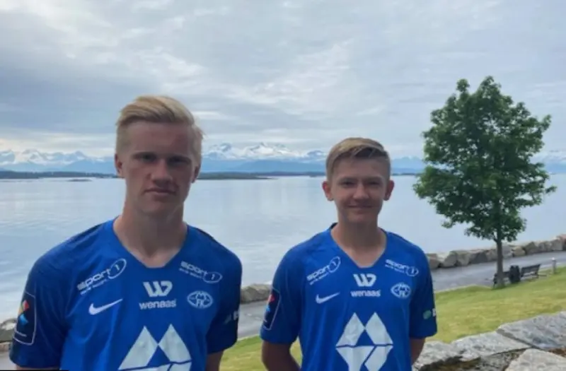 Erling y Albert con la camiseta del Molde (FB: Molde Fotballklubb)