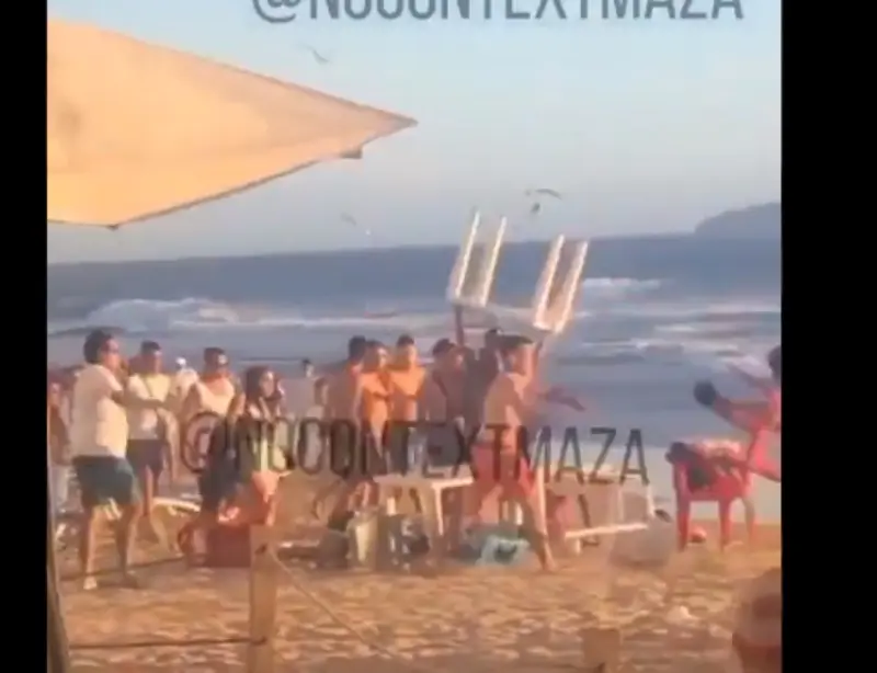 Destruyeron mobiliario en la playa (@NoContextMaza)