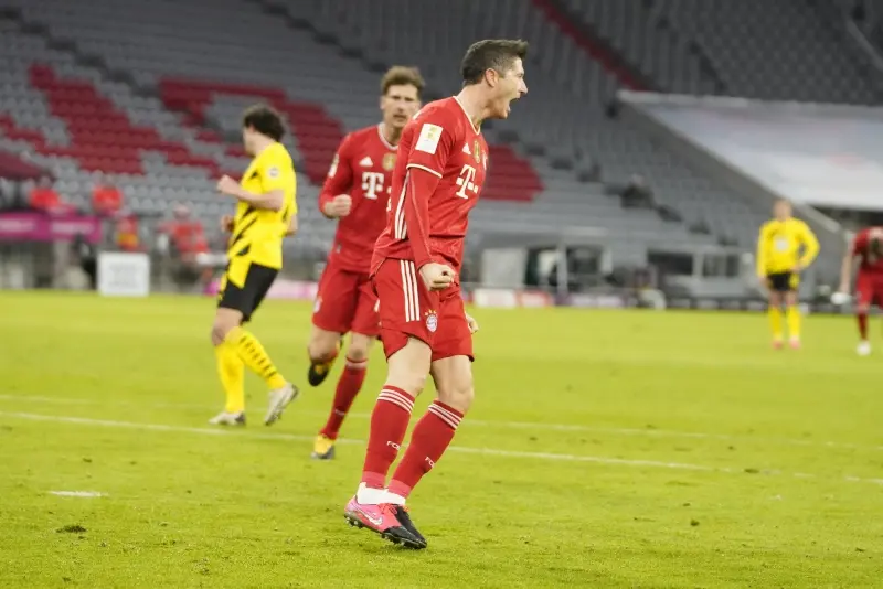 El polaco consiguió un nuevo hat-trick (@FCBayernES)