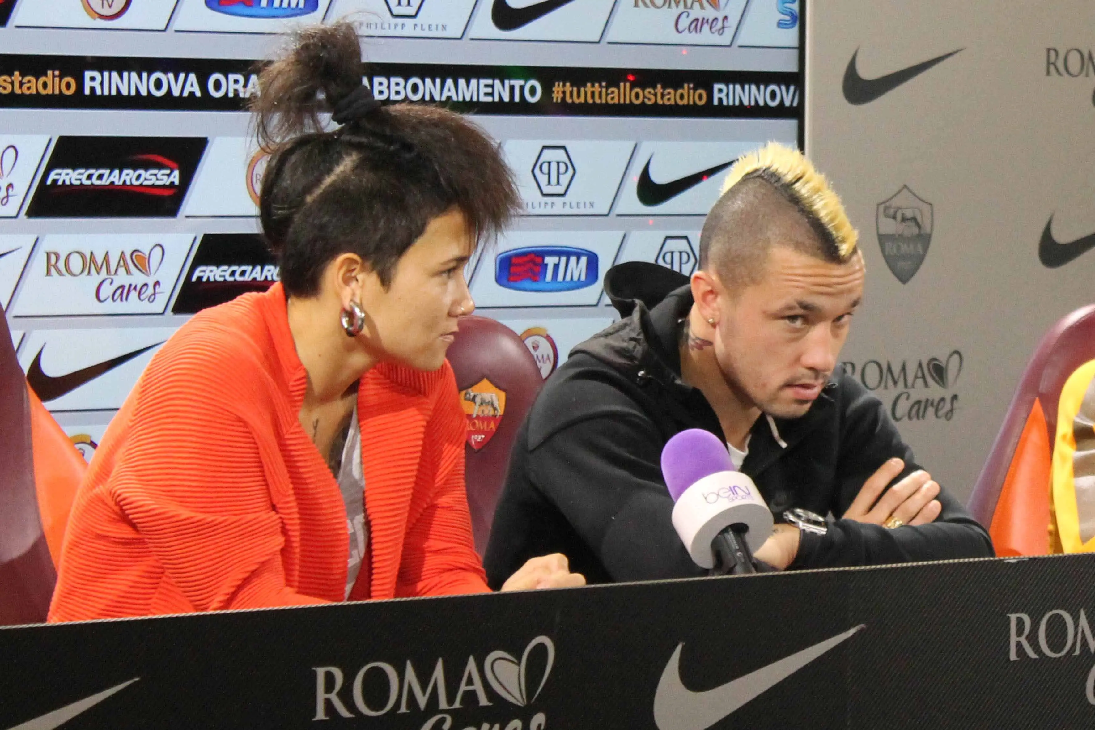 Los gemelos Nainggolan en una conferencia de prensa - donnenelpallone.com