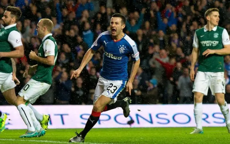 Jugador Rangers celebra un gol en la 2º División de Escocia - Twitter @RangersFC