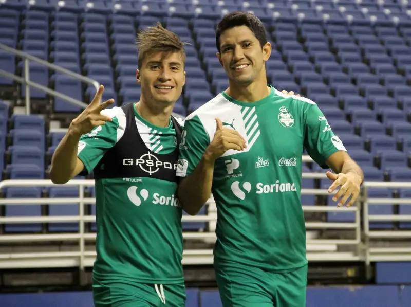 Villafaña (izquierda) migró a los Estados Unidos (FB: Club Santos)