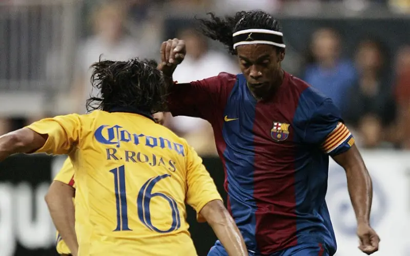 Ricardo Rojas defiende a Ronaldinho en el América vs Barcelona