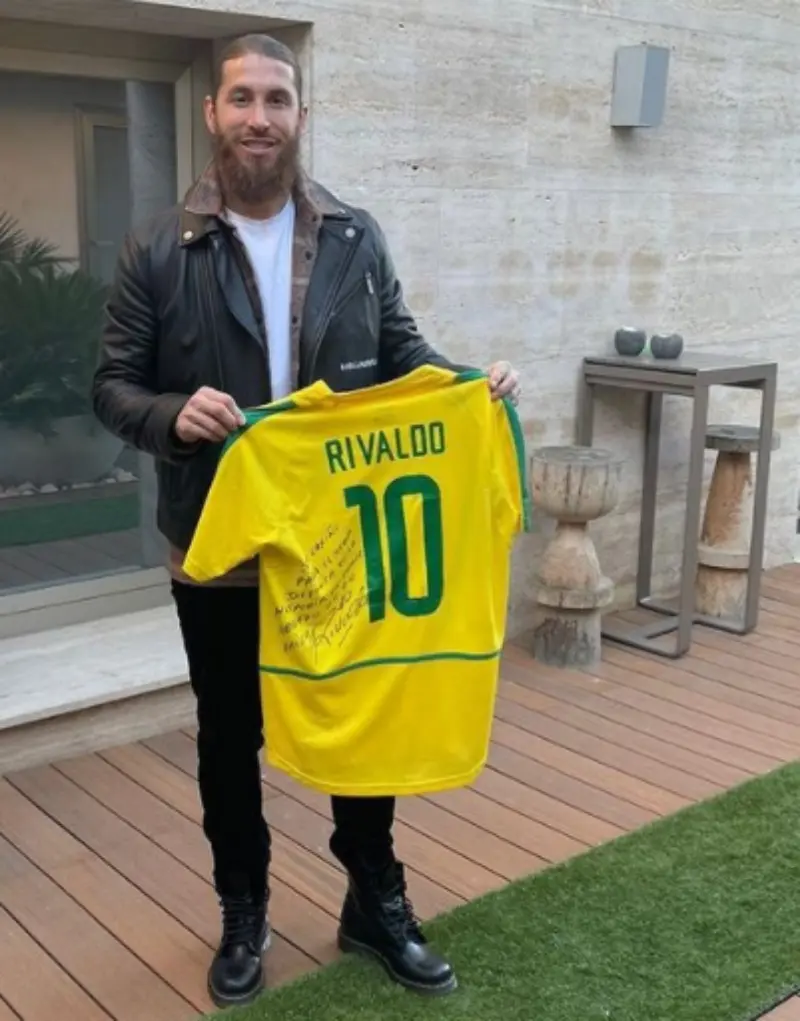 El regalo de Rivaldo a Sergio Ramos (@sergioramos)