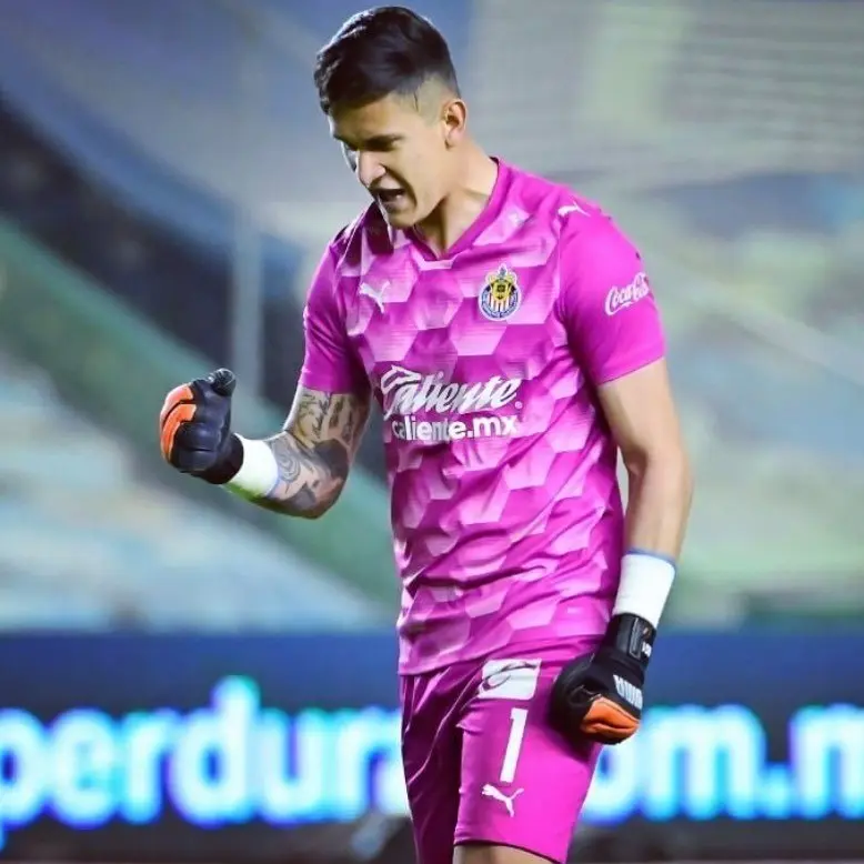 El portero de Chivas, Raúl Gudiño, buscará hacer la hazaña en el Clásico. (Instagram @raulgudino)