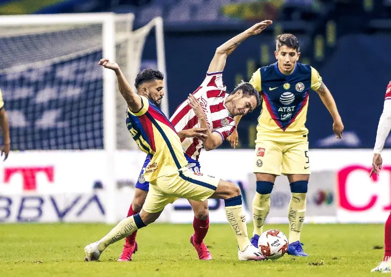 Henry Martin disputa una pelota en el América vs Chivas - Twitter @ClubAmerica