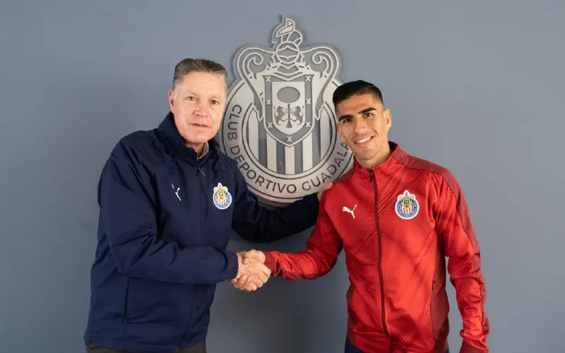 José Madueña con Ricardo Peláez en su presentación con Chivas - Twitter @Chivas