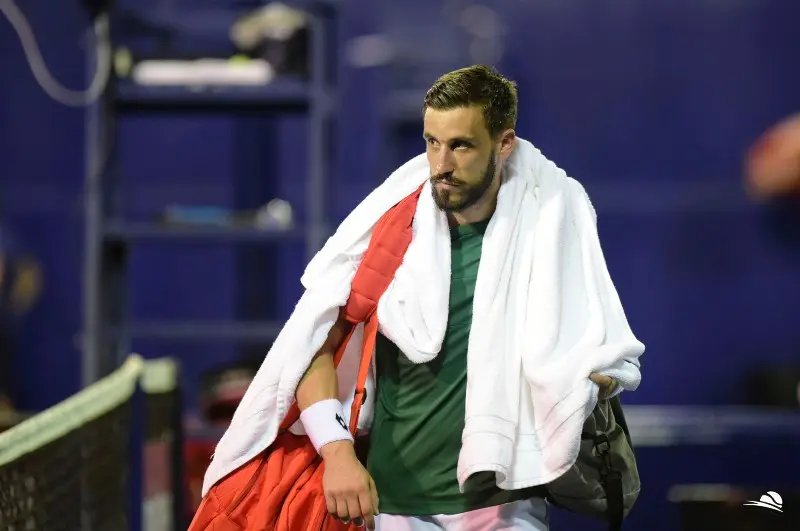 Damir Dzumhur sale del campo después de discutir con un árbitro - Twitter @AbiertoTelcel