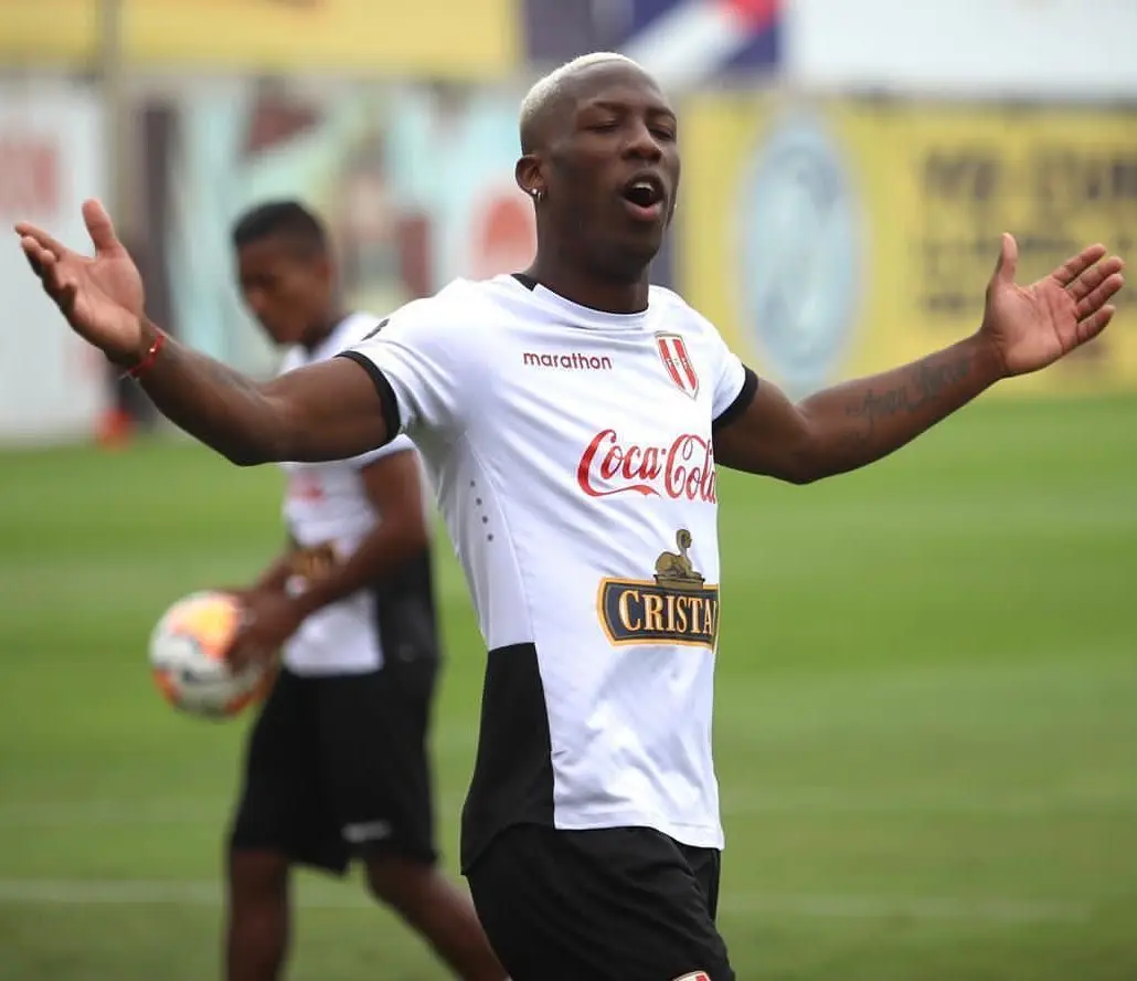 Luis Advíncula en un entrenamiento con Perú - @luisadvincula17_