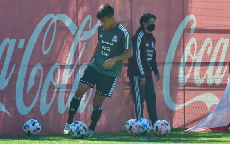 Efraín Álvarez en un entrenamiento de la Selección Mexicana - Twitter @miseleccionmx