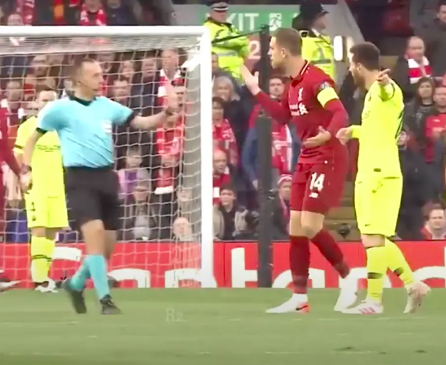 Messi y Henderson en el Liverpool vs Barcelona - Captura de Pantalla