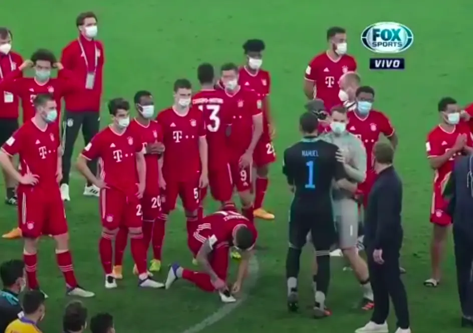 Nahuel Guzmán antes de reclamarle a Lewandowski - Captura de Pantalla