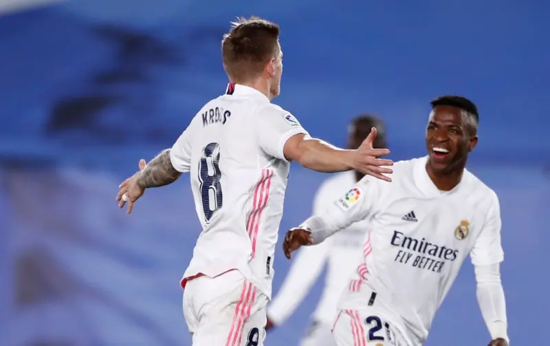 Vinicius junto a Toni Kroos (FB: Real Madrid)