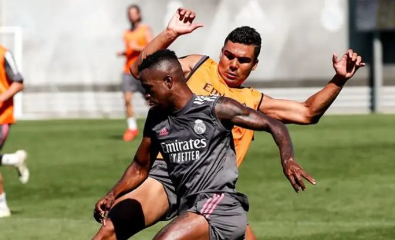 Marcado por Casemiro en un entrenamiento (FB: Real Madrid)