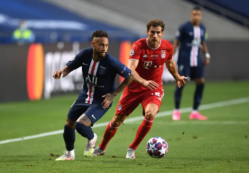 Leon Goretzka persigue a Neymar en la final de la Champions League 2020 entre Bayern y PSG - Twitter @FCBayern