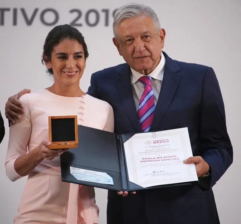 Paola Espinosa recibe el Premio Nacional del Deporte de Andrés Manuel López Obrador en 2019 - Instagram @paolaespinosaof