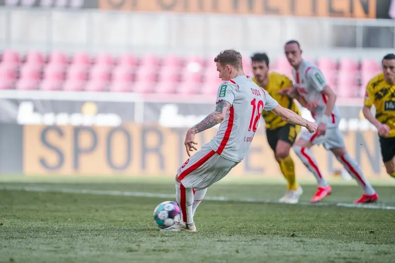 El Colonia casi le gana al Dortmund (@fckoeln_en)