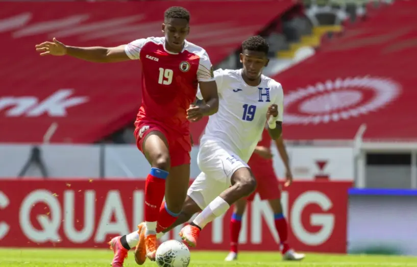 Futbolistas de Haití y Honduras disputan un balón - Concacaf