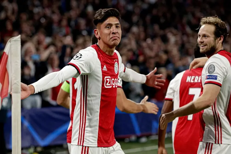 Edson Álvarez celebra su gol en el duelo de Champions League entre Ajax y Lille - Twitter @ChampionsLeague