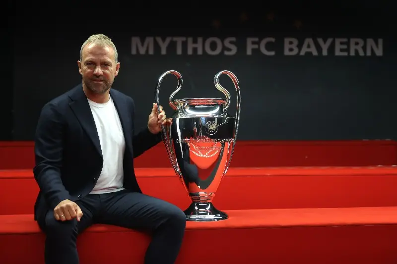 Hans-Dieter Flick con el trofeo de la Champions League - Twitter @FCBayern