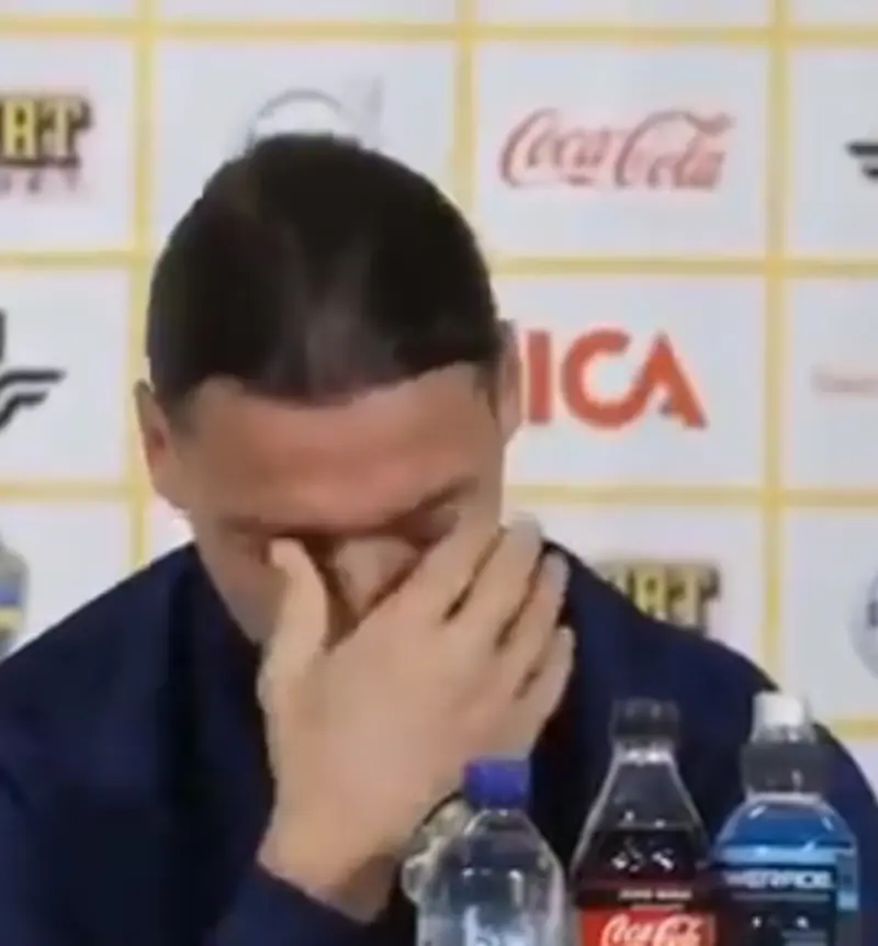 Zlatan no pudo contener el llanto (@ManuHeredia21)