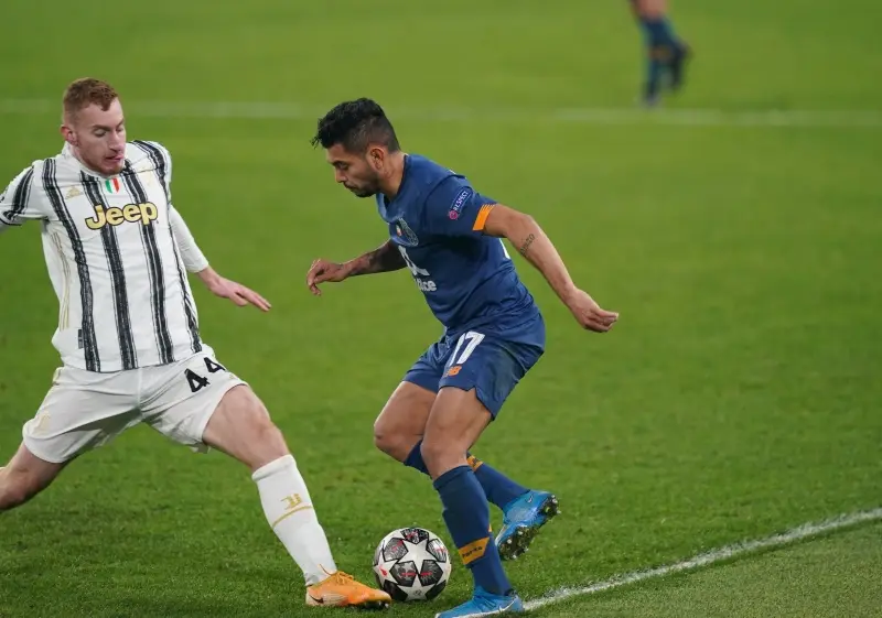 Fue reconvertido a lateral derecho (FB: FC Porto)