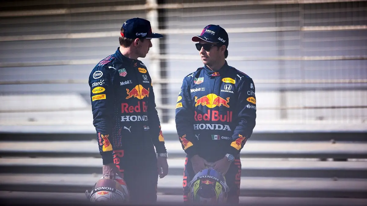 Checo Pérez y Max Verstappen en la pretemporada 2021 de la F1 - Twitter @RedBullRacing