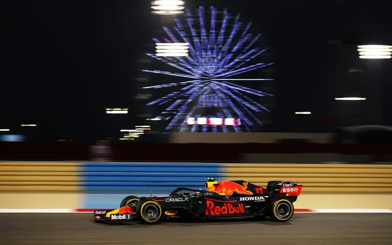 Checo Pérez en las prácticas del Gran Premio de Bahréin - Twitter @RedBullRacing