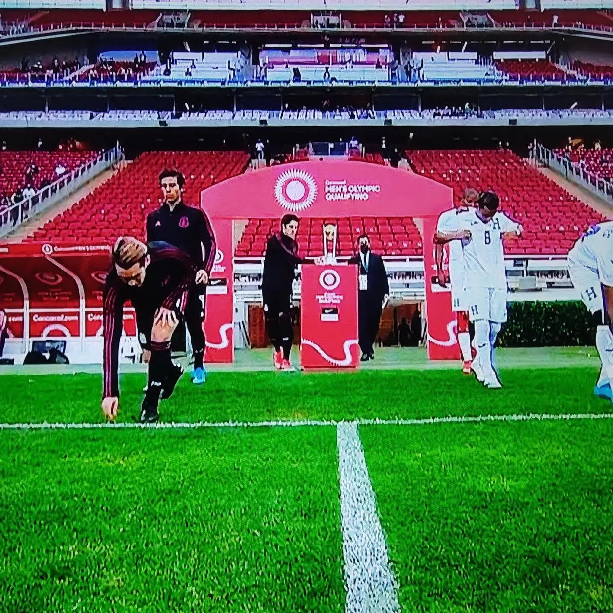 Alan Cervantes toca el trofeo al saltar a la cancha - Captura de Pantalla