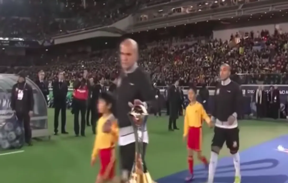 Fabio Santos toca el trofeo del Mundial de Clubes - Captura de Pantalla