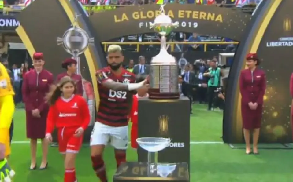 'Gabigol' toca el trofeo de la Libertadores - Captura de Pantalla