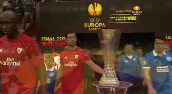El mediocampista polaco toca el trofeo de la Europa League - Captura de Pantalla