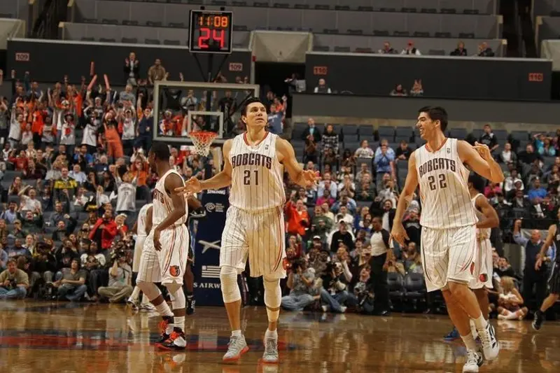 Eduardo Nájera con los Charlotte Bobcats - Instagram @nbamex