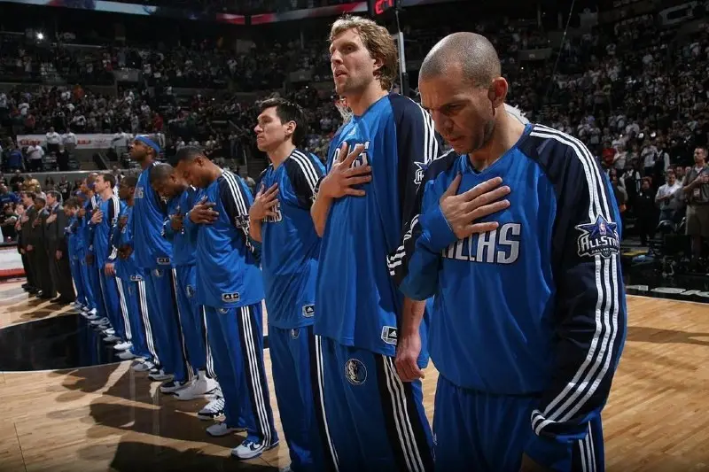 Eduardo Nájera con Dirk Nowitzki y Jason Kidd previo a un partido de los Dallas Mavericks - Instagram @nbamex